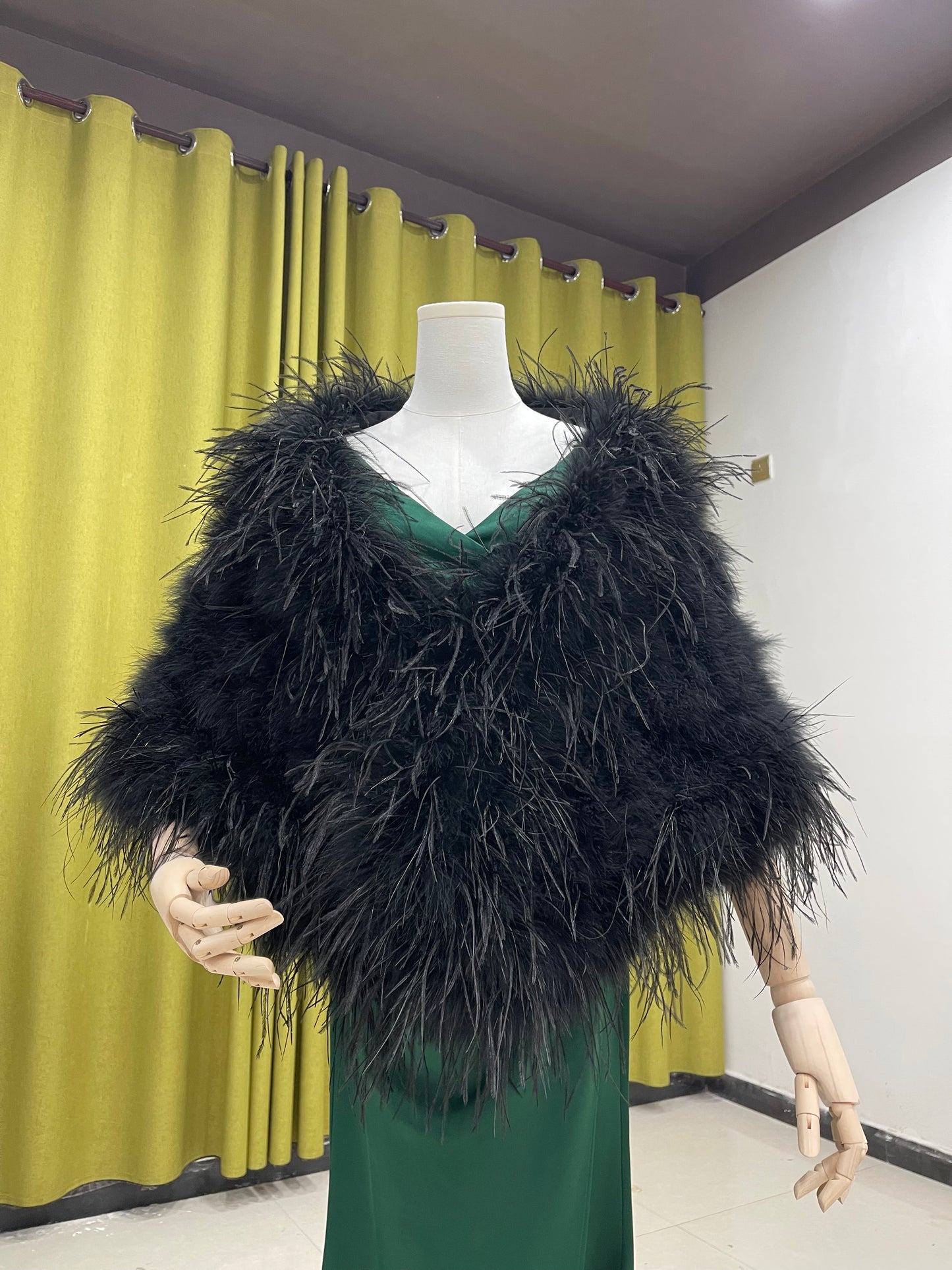 Shawls made of turkey feathers and ostrich feathers. Women's shawls. Party shawls. Dress outerwear. Handmade. Daily warm shawls. Wholesale. Customizable. Multiple colors.