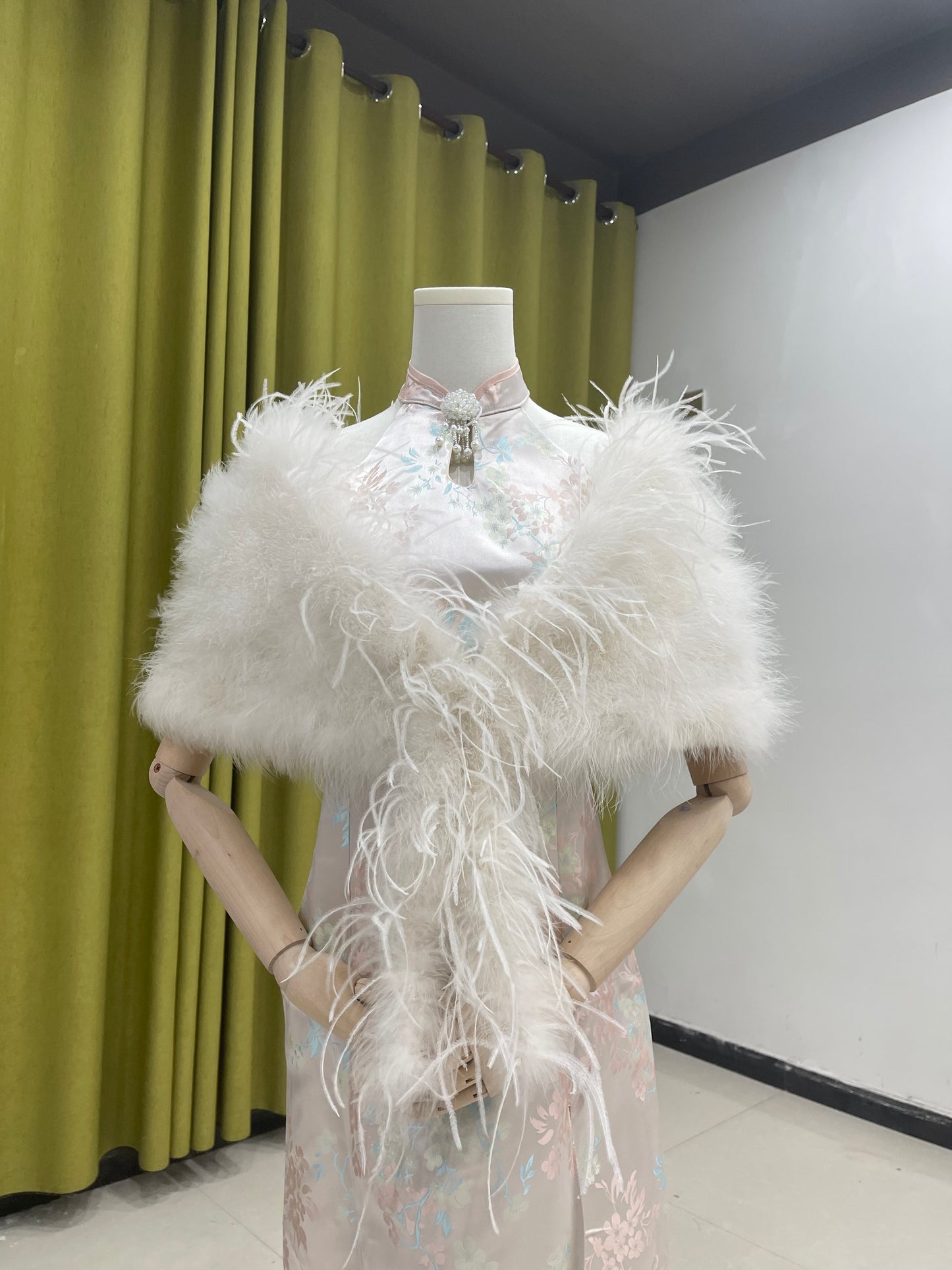 Shawls made of turkey feathers and ostrich feathers. Women's shawls. Party shawls. Dress outerwear. Handmade. Shawls. Wholesale. Customizable. Multiple colors.