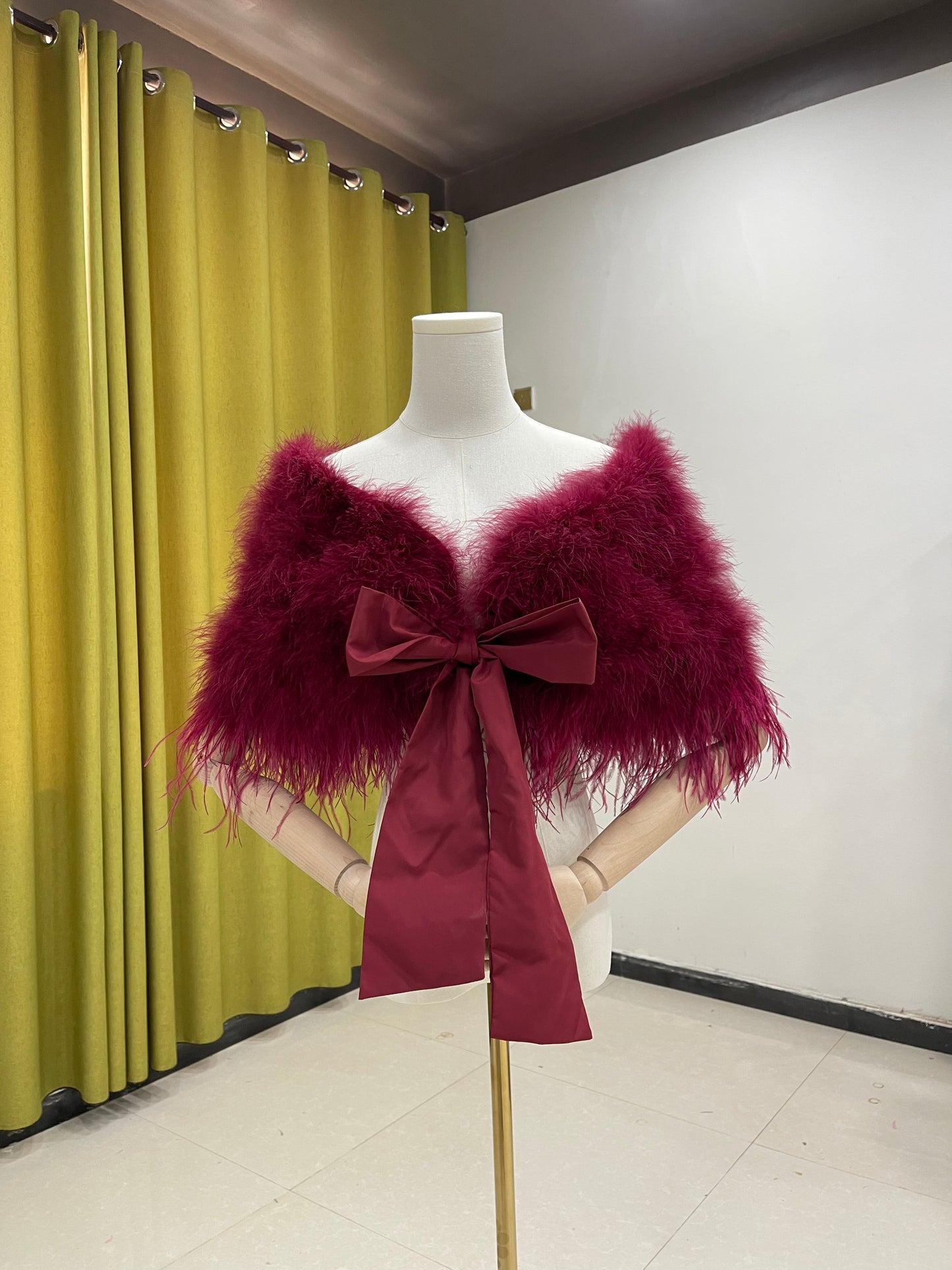 Shawls made of turkey feathers and ostrich feathers. Women's shawls. Party shawls. Dress outerwear. Handmade. Shawls. Wholesale. Customizable. Multiple colors.