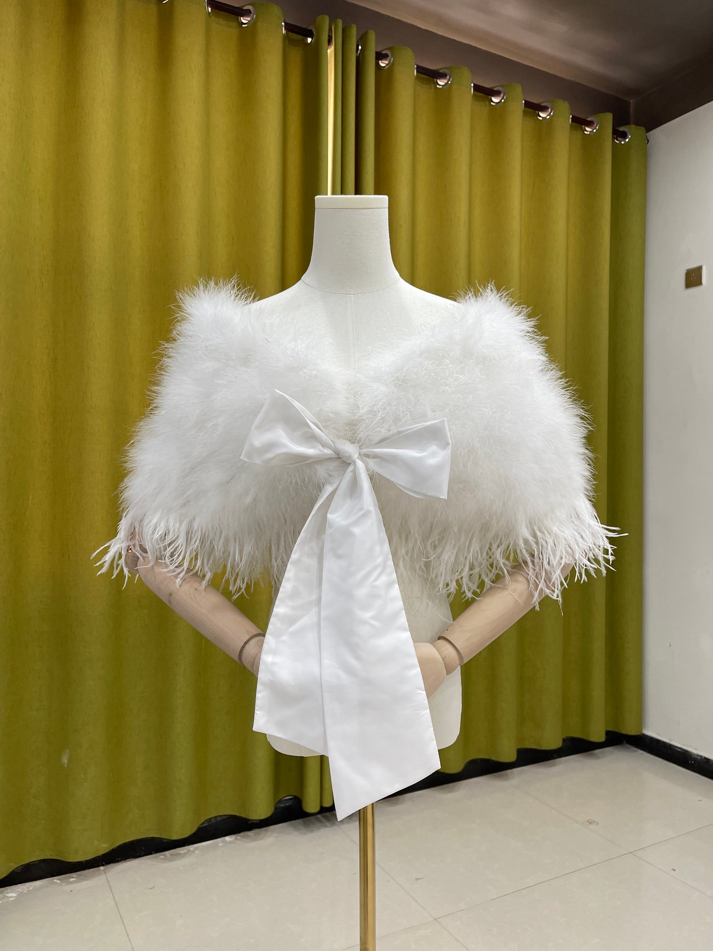 Shawls made of turkey feathers and ostrich feathers. Women's shawls. Party shawls. Dress outerwear. Handmade. Shawls. Wholesale. Customizable. Multiple colors.