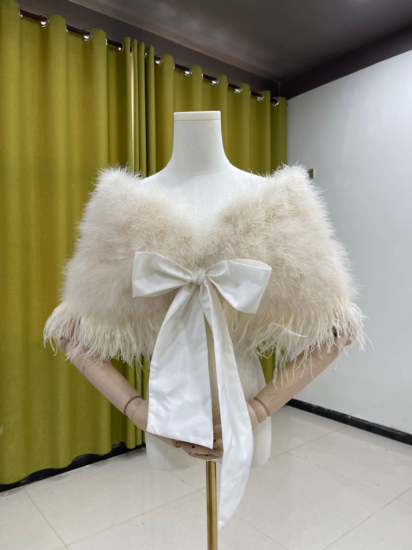 Shawls made of turkey feathers and ostrich feathers. Women's shawls. Party shawls. Dress outerwear. Handmade. Shawls. Wholesale. Customizable. Multiple colors.