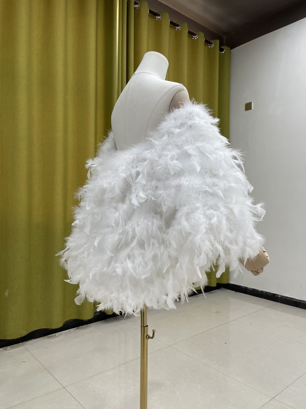 Shawl with train. Evening shawl, dress shawl. Feather shawl. Turkey feather cape. Double-sided wool. Wholesale. Processing. Customization. Party accessories