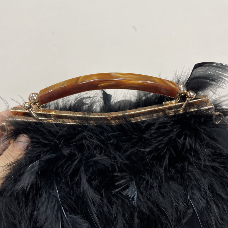 Women's handbags, feather handbags, turkey feather handbags, crossbody handbags, feather bags, handmade bags, real fur bags, handmade fur bags, wholesale and pattern making are available.