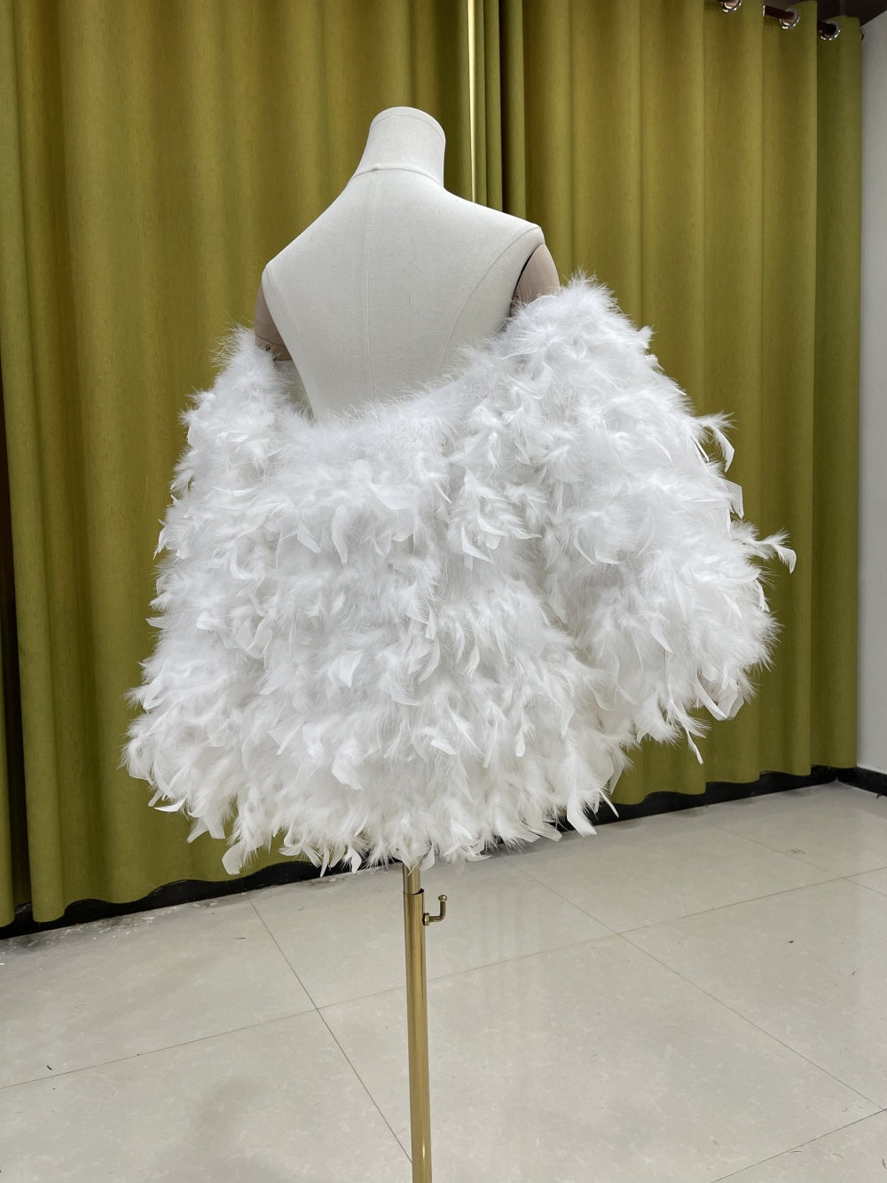 Shawl with train. Evening shawl, dress shawl. Feather shawl. Turkey feather cape. Double-sided wool. Wholesale. Processing. Customization. Party accessories